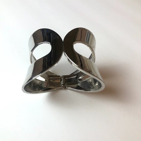 Figure Eight Hinge Cuff Silver - Picture 5 of 8